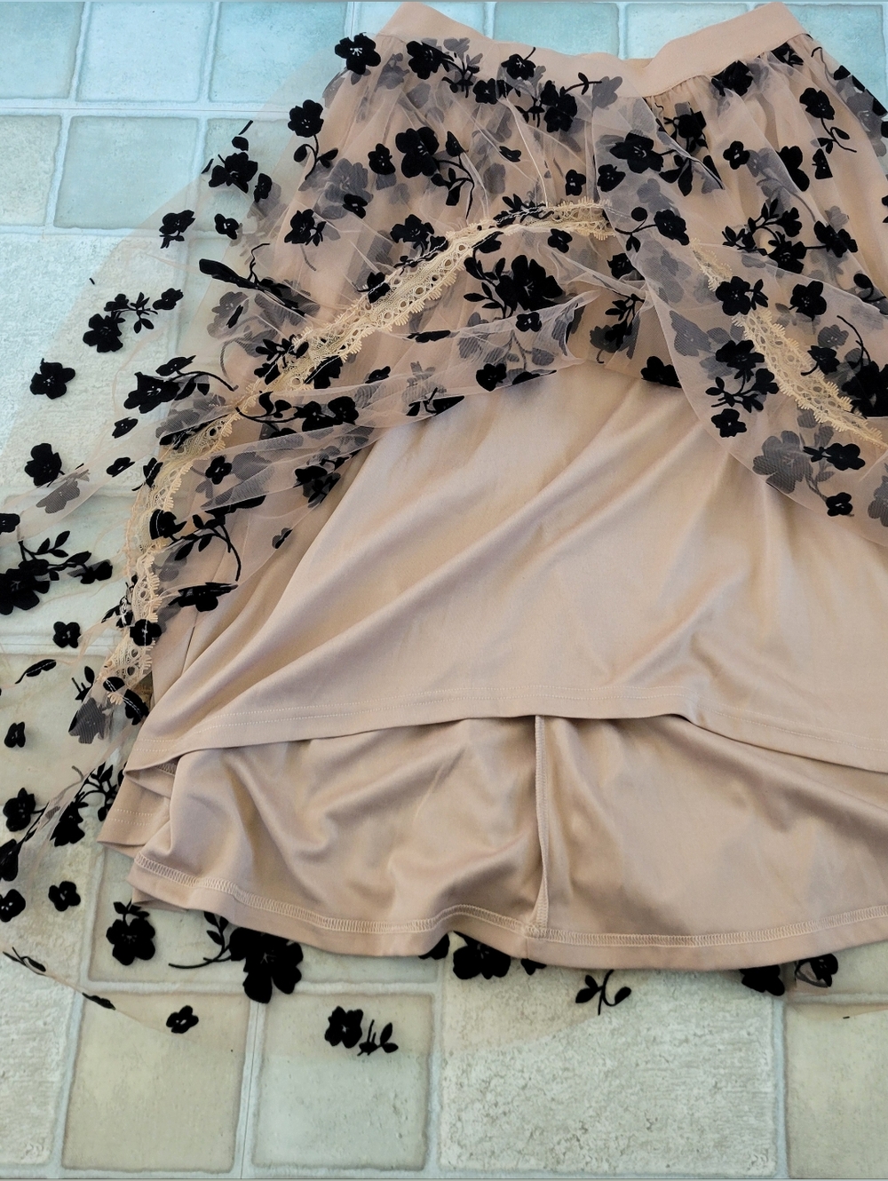 Kate Kasin Floral Tulle Midi Skirt in Beige with Black Appliqué Size Small - Picture 3 of 9